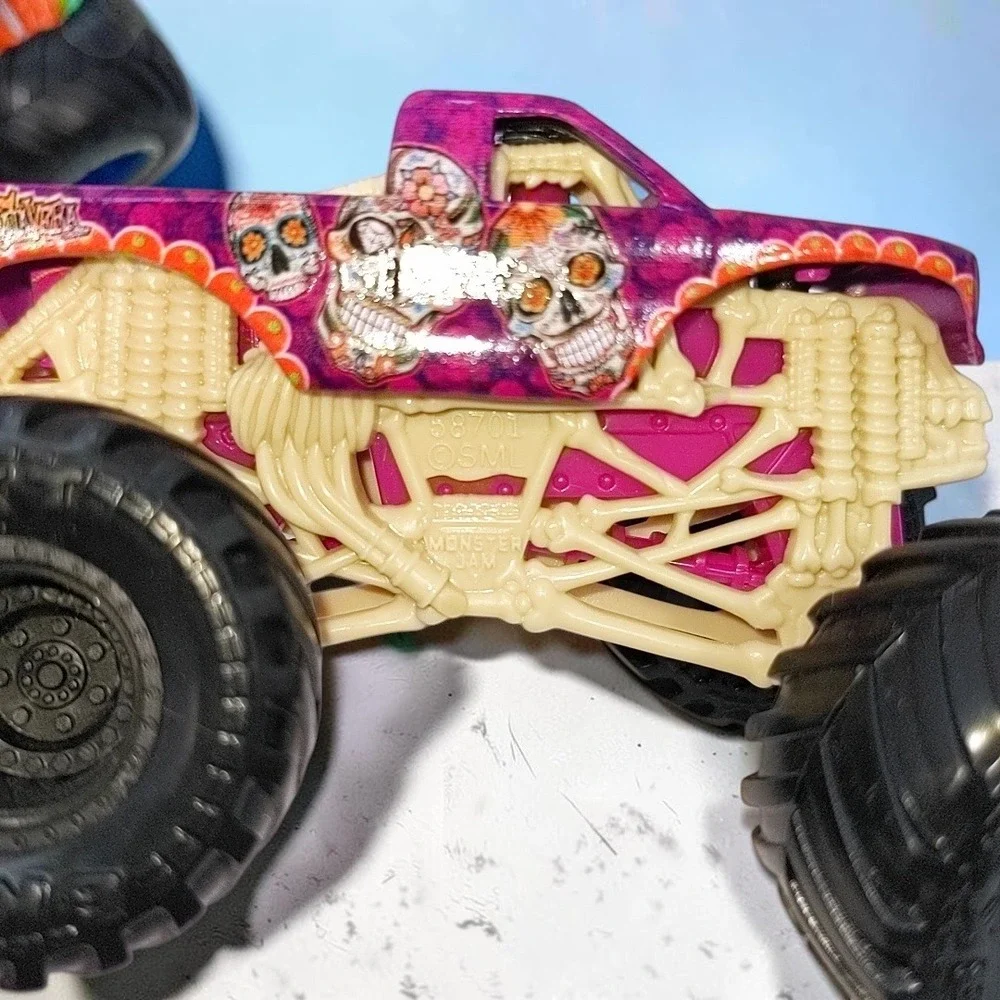 Hot Wheels Spin Master Monster Trucks Loco Punk Calavera 1:64 Lot Train Skull